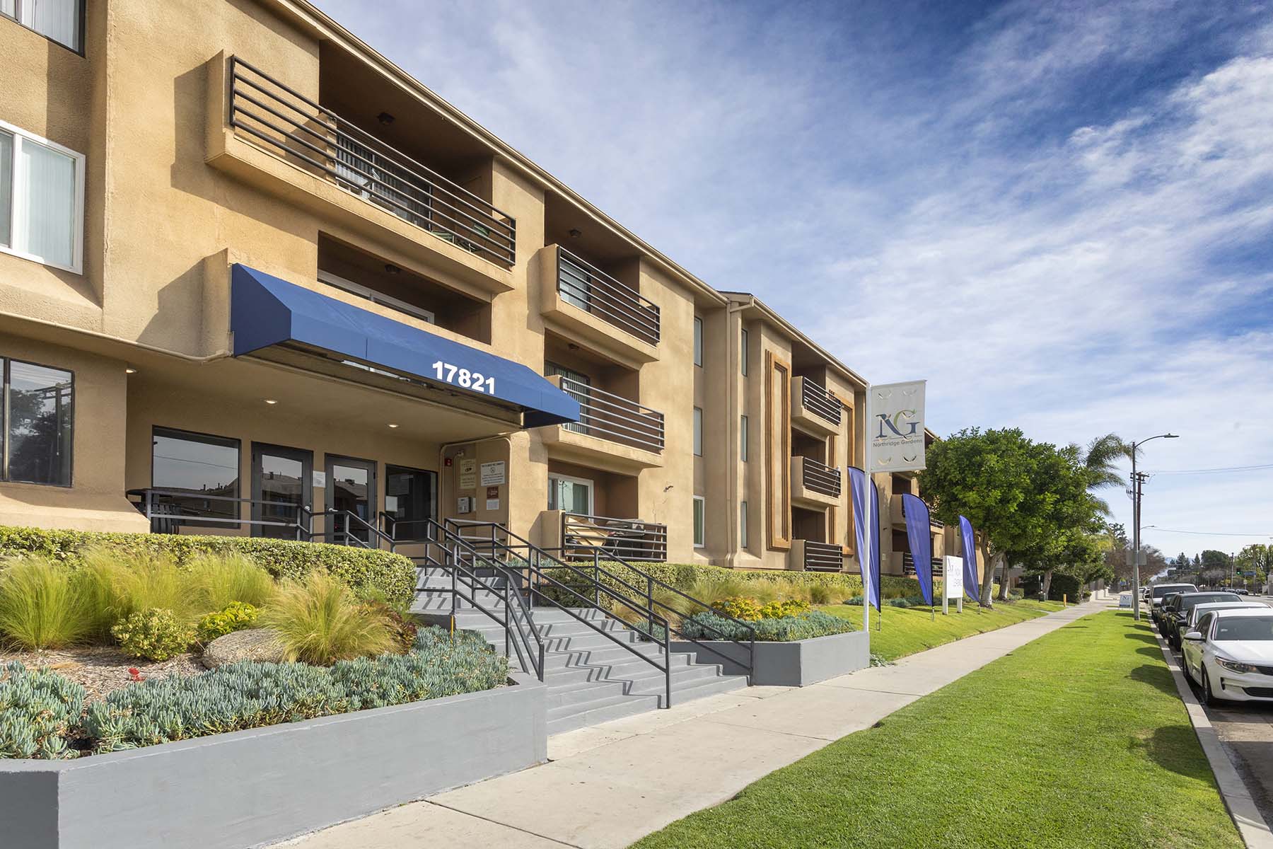 Northridge Gardens Off Campus Housing near Cal State Northridge